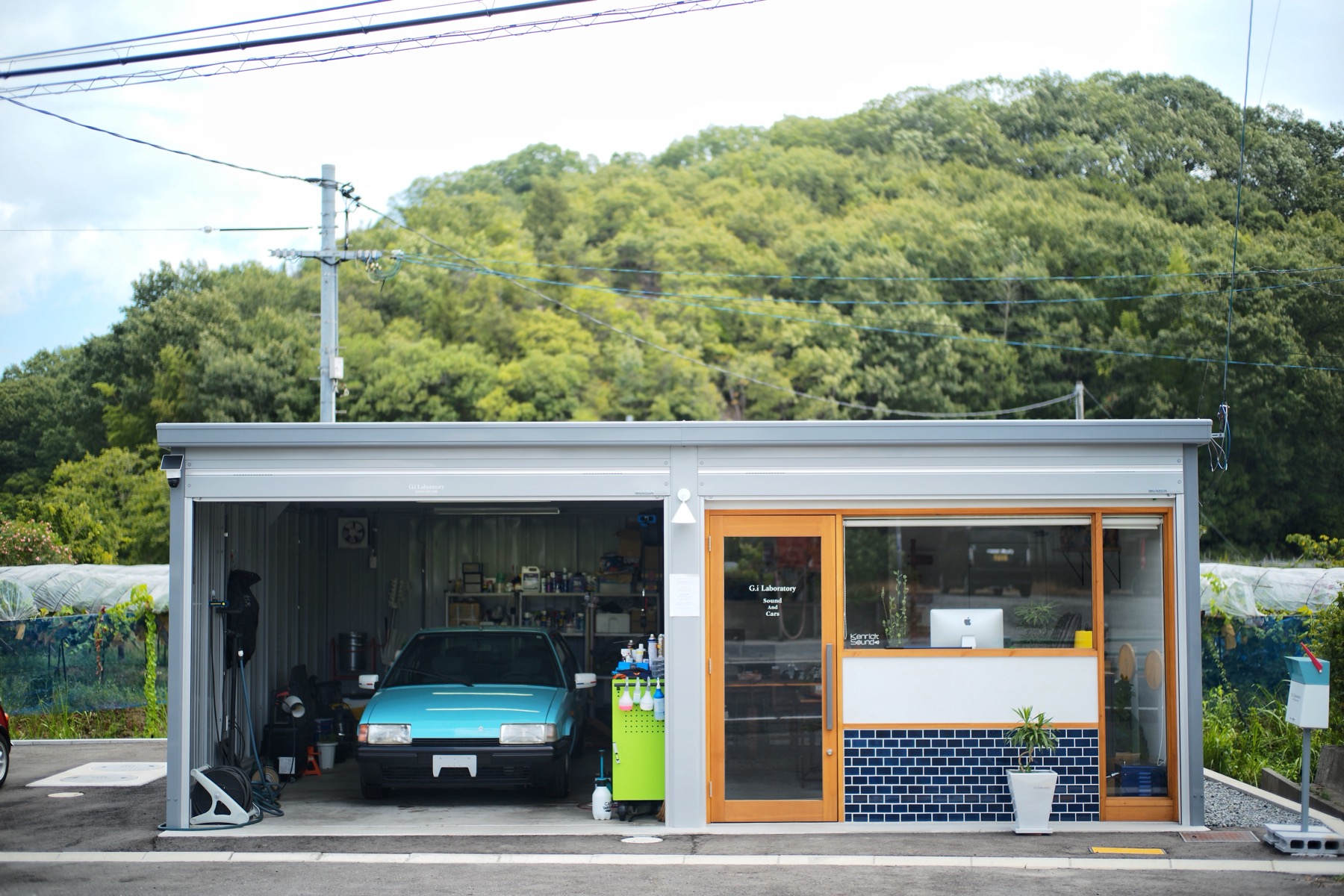 G.i Laboratory の外観。左がガレージ、右が事務所