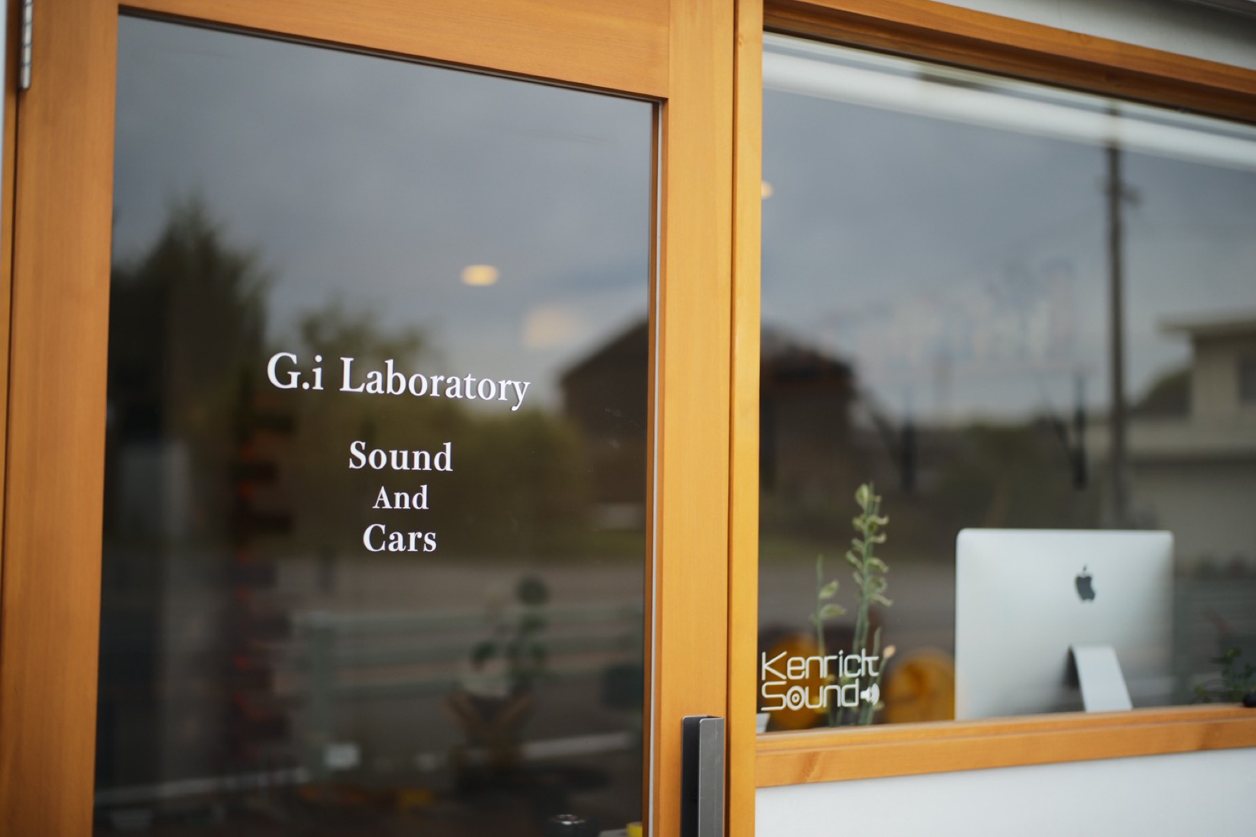 入口のガラス扉。「G.i Laboratory / Sound And Cars」の文字