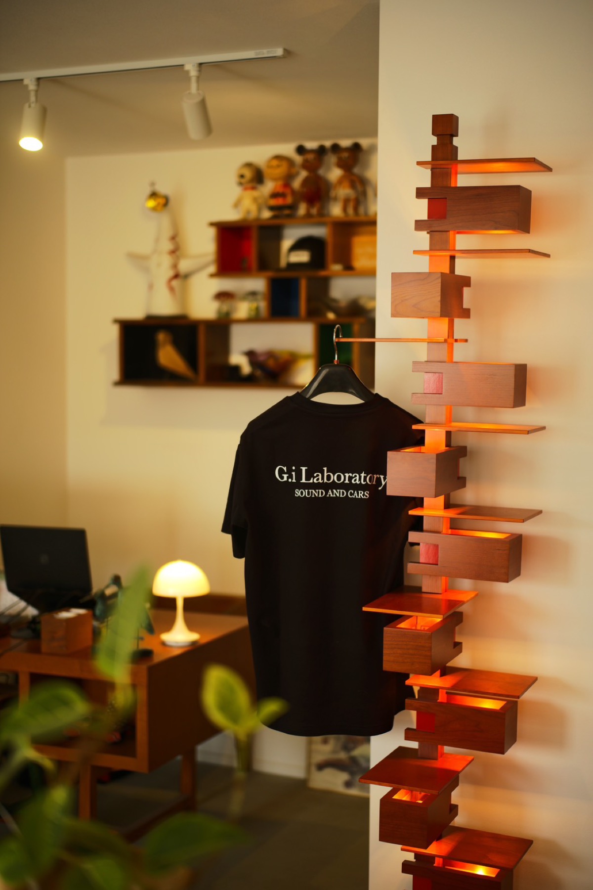 G.i Laboratory のTシャツと照明